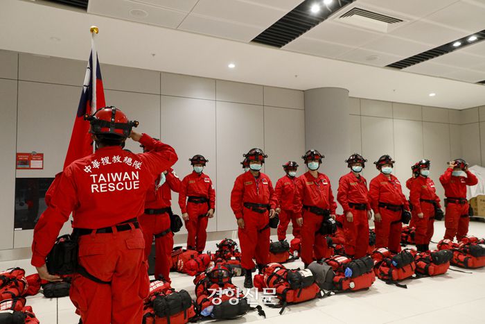 튀르키예 강진 4일차인 9일(현지시간) 튀르키예 이스탄불 국내선 공항 터미널에 타이완 구조대가 출정식을 하고 있다. 이스탄불(튀르키예)｜문재원 기자