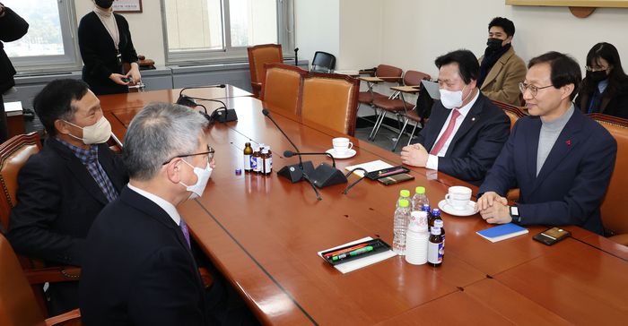 국회 연금개혁특별위원회 여야 간사와 민간자문위원회 공동위원장들이 8일 오후 국회 보건복지위원회에서 연금개혁 초안 문제 등을 논의하기 위해 회동하고 있다. 연합뉴스