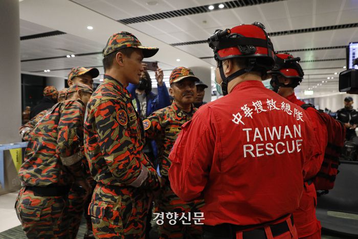 튀르키예 강진 4일차인 9일(현지시간) 튀르키예 이스탄불 국내선 공항 터미널에서 말레이시아 구조대원과 대만 구조대원이 이야기를 나누고 있다. 이스탄불(튀르키예)｜문재원 기자