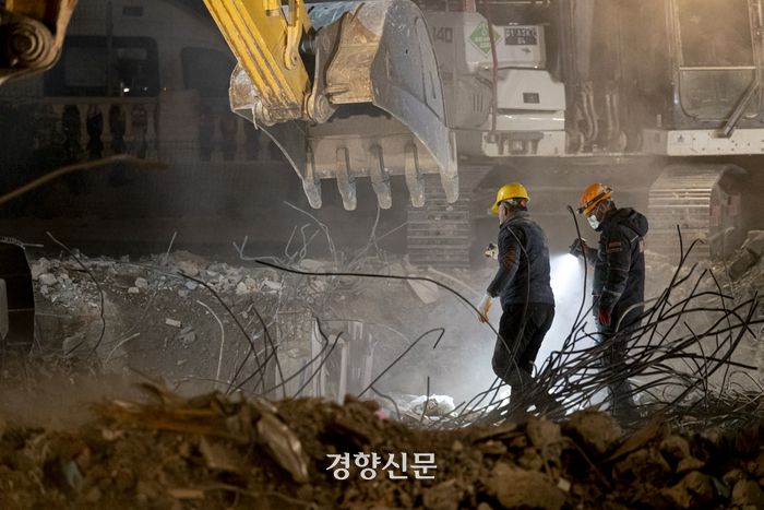 튀르키예 강진 4일차인 9일(현지시간) 튀르키예 아다나의 아파트 붕괴현장에서 구조대원들이 구조 활동을 하고 있다. 아다나(튀르키예)｜문재원 기자