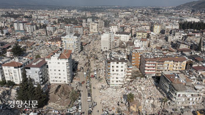 튀르키예·시리아 대지진 5일째인 10일(현지시간) 튀르키예 남부 하타이주의 안타키아 상공에서 내려다본 도심이 붕괴된 건물 잔해로 가득 차 있다. 안타키아는 한국긴급구호대(KDRT)가 현지 구조작업을 진행하고 있는 곳이다.  안타키아(튀르키예)｜문재원 기자