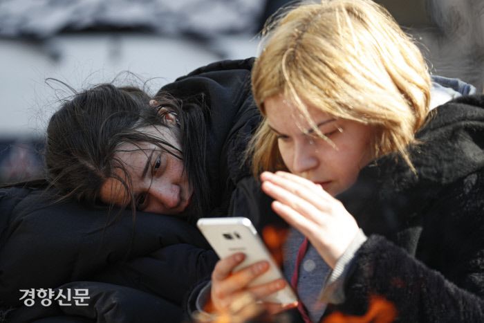 튀르키예·시리아 대지진 5일째인 10일(현지시간) 튀르키예 남부 하타이주의 안타키아 지진 피해지역에서 주민들이 망연자실한채 길거리에 앉아 있다. 안타키아(튀르키예)｜문재원 기자