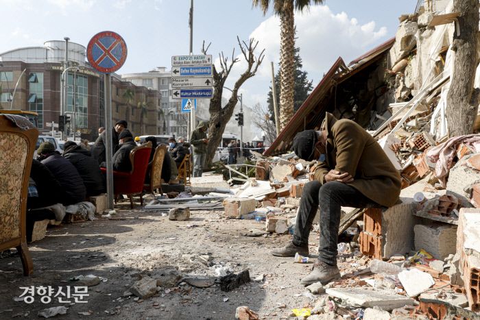 튀르키예·시리아 대지진 5일째인 10일(현지시간) 튀르키예 남부 하타이주의 안타키아 지진 피해지역에서 주민들이 망연자실한채 길거리에 앉아 있다. 안타키아(튀르키예)｜문재원 기자