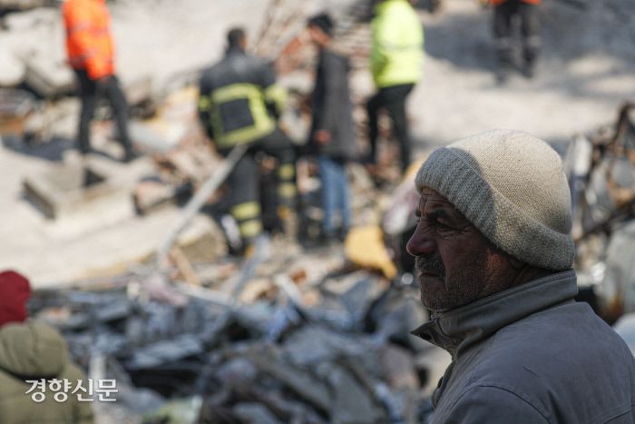 튀르키예·시리아 대지진 5일째인 10일(현지시간) 튀르키예 남부 하타이주의 안타키아 지진 피해지역에서 주민들이 망연자실한채 길거리에 앉아 있다. 안타키아(튀르키예)｜문재원 기자