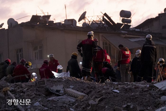 튀르키예·시리아 대지진 5일째인 10일(현지시간) 튀르키예 남부 하타이주의 안타키아 지진 피해지역에서 구조대원들이 실종자 수색과 잔해 정리를 하고 있다. 안타키아(튀르키예)｜문재원 기자