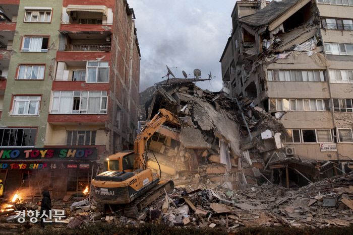 튀르키예·시리아 대지진 5일째인 10일(현지시간) 튀르키예 남부 하타이주의 안타키아 지진 피해지역에서 구조대원들이 실종자 수색과 잔해 정리를 하고 있다. 안타키아(튀르키예)｜문재원 기자