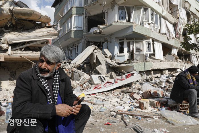 튀르키예·시리아 대지진 5일째인 10일(현지시간) 튀르키예 남부 하타이주의 안타키아 지진 피해지역에서 주민들이 망연자실한채 길거리에 앉아 있다. 안타키아(튀르키예)｜문재원 기자