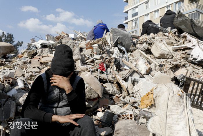 튀르키예·시리아 대지진 5일째인 10일(현지시간) 튀르키예 남부 하타이주의 안타키아 지진 피해지역에서 주민들이 망연자실한채 길거리에 앉아 있다. 안타키아(튀르키예)｜문재원 기자