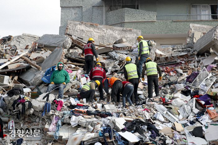 튀르키예·시리아 대지진 5일째인 10일(현지시간) 튀르키예 남부 하타이주의 안타키아 지진 피해지역에 구조대원들이 실종자 수색작업을 하고 있다. 안타키아(튀르키예)｜문재원 기자