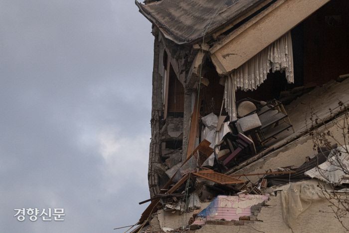 튀르키예·시리아 대지진 5일째인 10일(현지시간) 튀르키예 남부 하타이주의 안타키아 지진 피해지역. 안타키아(튀르키예)｜문재원 기자