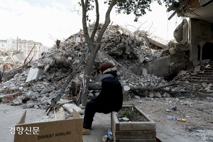 튀르키예·시리아 대지진 5일째인 10일(현지시간) 튀르키예 남부 하타이주의 안타키아 지진 피해지역에서 주민들이 망연자실한채 길거리에 앉아 있다. 안타키아(튀르키예)｜문재원 기자