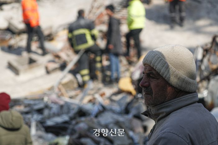 튀르키예 강진 5일차인 10일(현지시간) 튀르키예 안타키아에서 구조 및 철거 작업을 하고 있다. 안타키아(튀르키예)｜문재원 기자