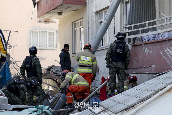 튀르키예 강진 5일차인 10일(현지시간) 튀르키예 안타키아에서 구조 및 철거 작업을 하고 있다. 안타키아(튀르키예)｜문재원 기자
