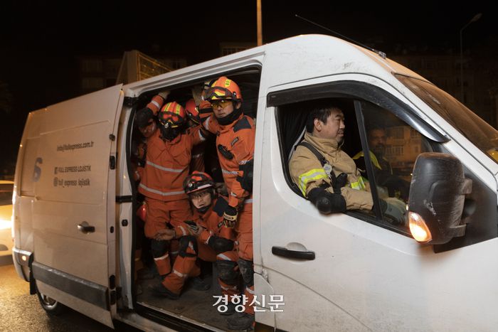 튀르키예·시리아 대지진 5일째인 10일(현지시간) 튀르키예 남부 하타이주의 안타키야 지진 피해지역에서 우리나라 구조대원들이 실종자 수색을 마치고 숙영지로 복귀하고 있다. 안타키야(튀르키예)｜문재원 기자