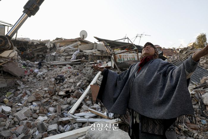 튀르키예·시리아 대지진 6일째인 11일(현지시간) 튀르키예 남부 하타이주의 안타키아 지진 피해지역에서 주민들이 망연자실한채 서 있다. 안타키아(튀르키예)｜문재원 기자