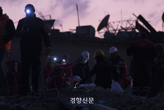튀르키예·시리아 대지진 5일째인 10일(현지시간) 튀르키예 남부 하타이주의 안타키야 지진 피해지역에서 구조대원들이 실종자 수색과 잔해 정리를 하고 있다. 안타키야(튀르키예)｜문재원 기자
