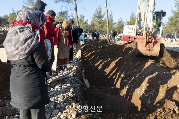 튀르키예·시리아 대지진 8일째인 13일(현지시간) 튀르키예 남부 카라만마라슈의 남쪽 교외의 한 공터에서 이번 지진 희생자들을 매장하고 있다. 카라만마라슈(튀르키예)｜문재원 기자