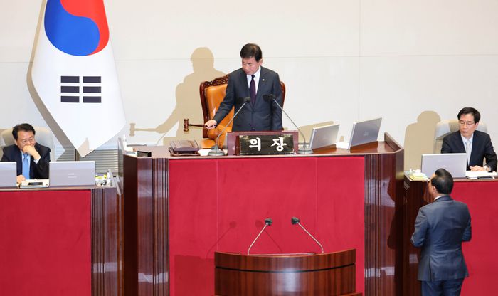 김진표 국회의장이 지난달 27일 국회에서 열린 본회의에서 양곡관리법 일부개정 법률안을 3월 첫 본회의에서 처리한다는 내용을 의결하고 있다.  연합뉴스
