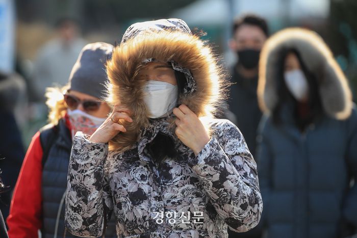 입춘을 하루 앞두고 서울 아침 기온이 영하 3.9도, 대관령은 영하 11.9도 까지 떨어졌던 지난달 3일 두꺼운 옷을 입은 시민들이 서울 세종로 사거리 인근을 지나고 있다. 이준헌 기자