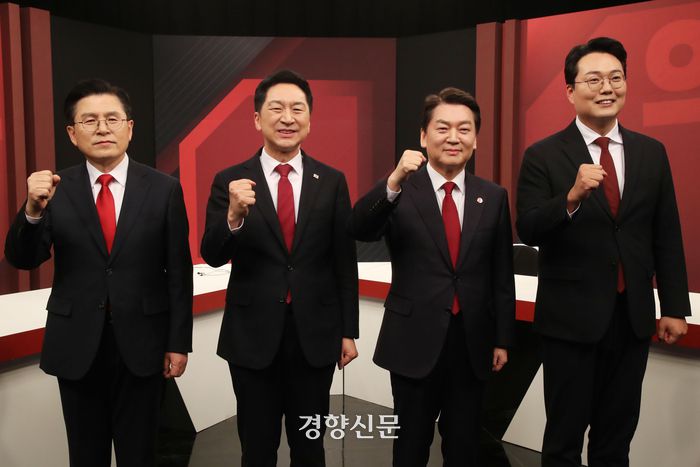 국민의힘 당 대표 후보들이 3일 서울 마포구 채널A에서 열린 토론회에 참석해 기념촬영을 하고 있다. 왼쪽부터 황교안 후보, 김기현 후보, 안철수 후보, 천하람 후보. 국회사진기자단