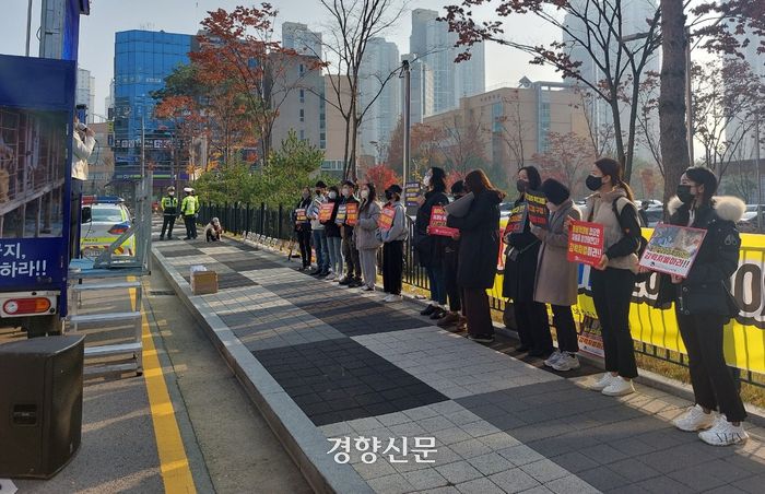 김미나씨(오른쪽 첫 번째)가 지난해 11월17일 고양이 학대범 이씨의 1심 첫 공판을 앞두고 수원법원종합청사 앞에서 열린 동물보호단체 회원들의 집회에 참석해 강력한 처벌을 요구하는 팻말을 들고 있다. 전현진 기자