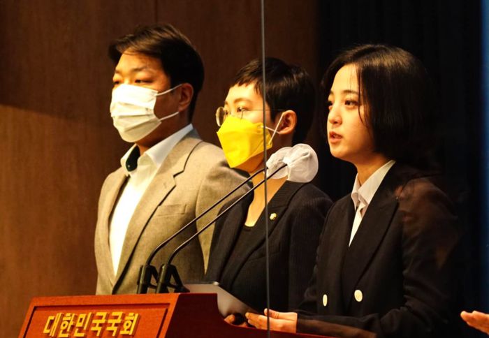 지난해 9월 26일 조성주 정치발전소 이사(왼쪽)가 ‘세번째 권력이 되겠다’며 장혜영·류호정 의원과 함께 정의당 당대표 선거 출마 선언을 하고 있다. / 류호정 의원 페이스북