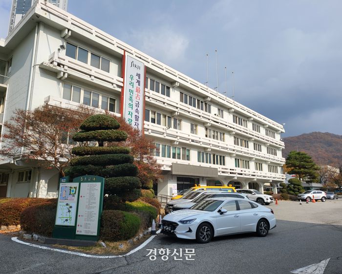 충북 청주시가 신청사 건립을 위해 철거하는 옛 청주시청 본관. 이삭 기자.