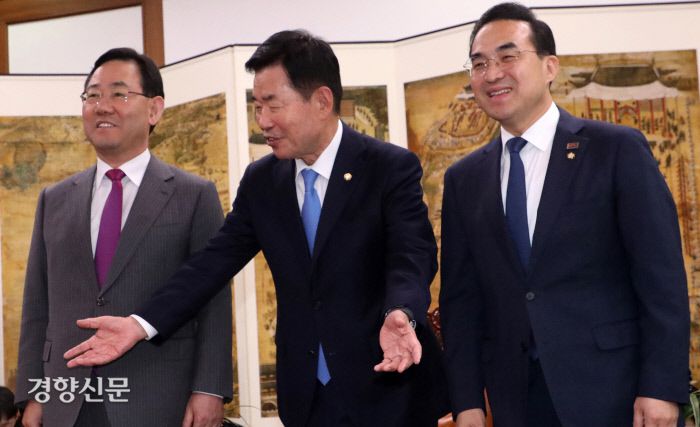 여야 원내대표 회동 김진표 국회의장(가운데), 주호영 국민의힘 원내대표(왼쪽), 박홍근 더불어민주당 원내대표가 20일 국회의장실에서 회동하며 인사를 나누고 있다. 박민규 선임기자