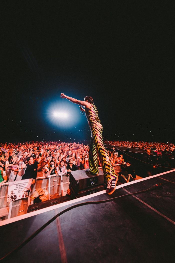 영국 출신 팝스타 해리 스타일스가 20일 오후 서울 송파구 올림픽 체조경기장에서 열린 첫 내한 콘서트 ‘해리 스타일스 러브 온 투어 2023’ 무대에서 공연을 펼치고 있다. 두나이스 제공