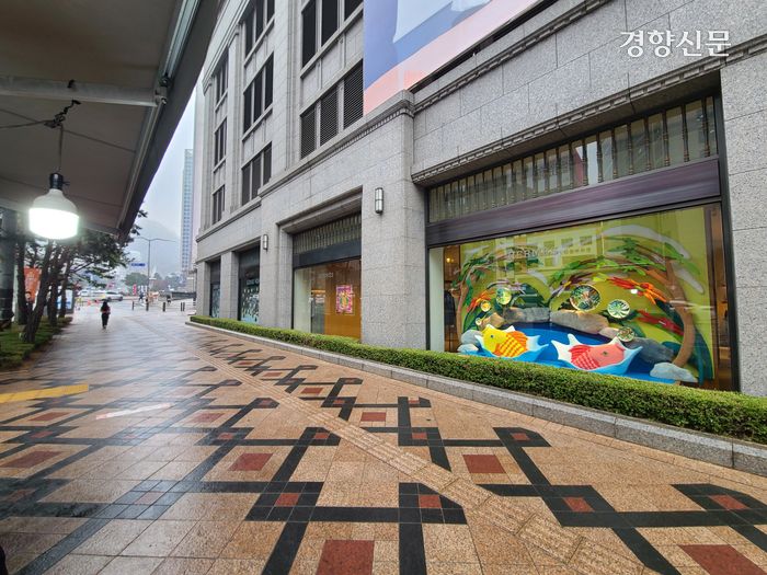 지난 3월 8월 서울 중구 신세계백화점 본점 앞 인도에 보도입양제에 따라 고급 재질의 보도블록이 깔려 있다. / 정희완 기자