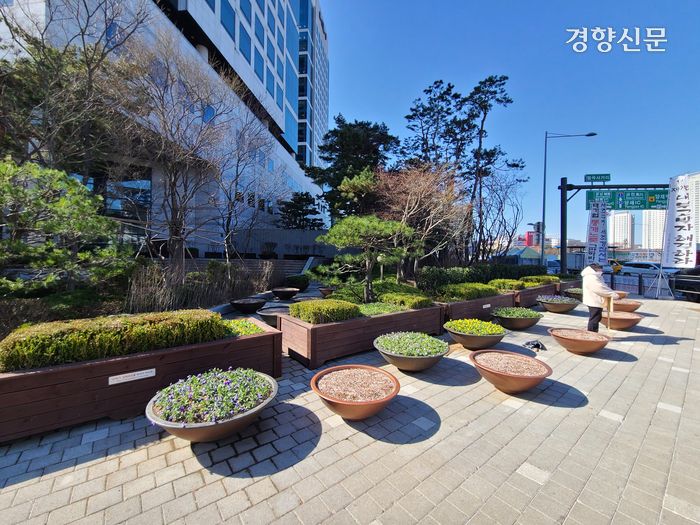 지난 3월 13일 서울 양재동 현대자동차 본사 앞 염곡사거리 인도에 현대차에서 설치한 화분들이 놓여 있다. 화분 사이에서 현대차 측 사람이 1인 시위를 하고 있다.  최근 현대차 는 사옥 앞에서 수년 동안 다른 집회를 방해하기 위해 ‘유령 및 알박기’ 집회를 했다는 의혹으로 논란이 했다./ 정희완 기자