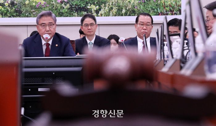 박진 외교부 장관(왼쪽)이 21일 국회 외교통일위원회 전체회의에서 답변하고 있다. 박민규 선임기자