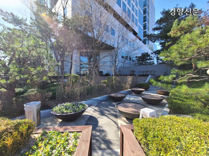 지난 3월 13일 서울 양재동 현대자동차 앞 공개공지 입구에 화분 여러 개가 설치돼 있다. / 정희완 기자