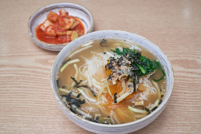 온전한 멸치 그대로 우려낸 육수에 말아 더욱 맛있는 멸치국수.