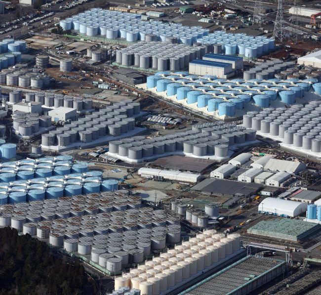 일본 후쿠시마 원전에서 흘러나오는 방사능 오염수를 저장하는 탱크 1000여기를 공중 촬영한 사진. 후쿠시마 | EPA연합뉴스