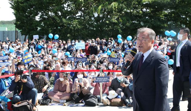 문재인 전 대통령이 지난해 5월10일 경남 평산마을에 도착해 인사말을 하고 있다. 대통령실(청와대) 사진기자단