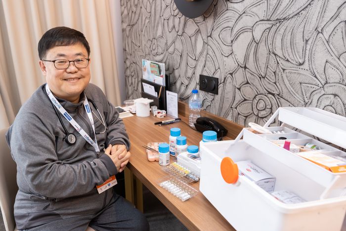 국제장애인기능올림픽대회 한국 국가대표 선수단 팀닥터인 김중연 주치의. 장애인고용공단 제공.