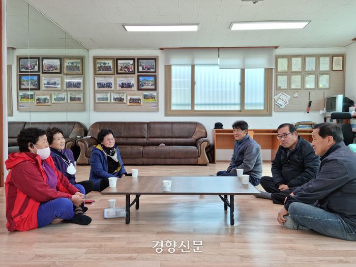 강원도 태백시 삼수동에 있는 ‘권춘섭 집앞 정류장’의 주인공 권춘섭씨와 동네 주민들이 마을회관에서 대화를 하고 있다.