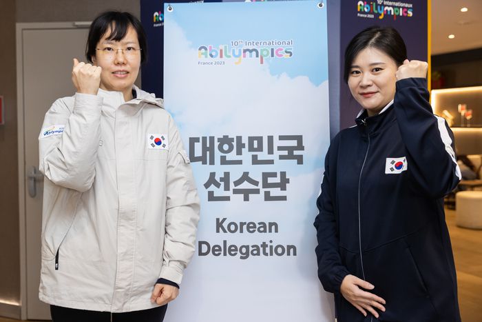 제10회 프랑스 메스 국제장애인기능올림픽대회에 출전한 고성아(40·왼쪽)·김지혜(32) 선수가 21일(현지시간) 메스 숙소에서 적응훈련을 마치고 파이팅을 외치고 있다. 장애인고용공단 제공.