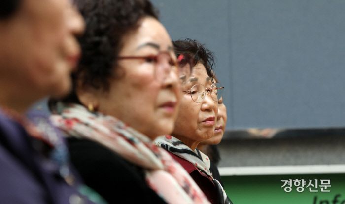 5.18민주화운동 유가족들이 전우원씨의 발언을 듣고 있다.