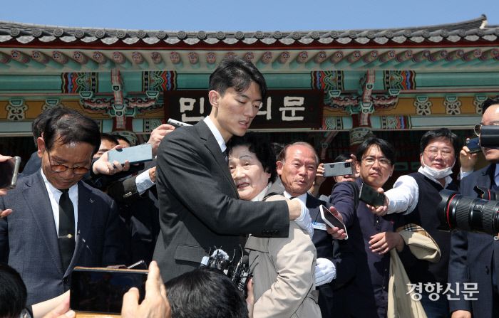 전우원씨가 국립 5·18민주묘지 내 민주의 문 앞에서  김길자씨를 위로하고 있다.