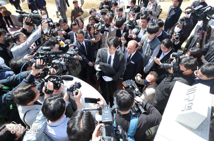 전우원씨가 국립5·18민주묘지 내 행방불명자 묘역을 참배하고 있다.