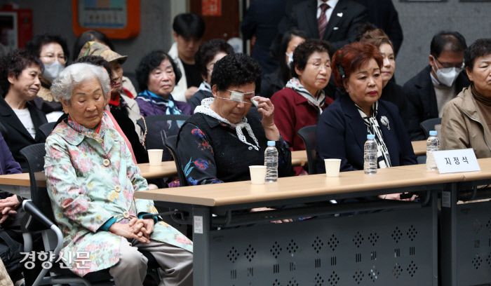 5·18민주화운동 유가족들이 전우원씨의 발언 중 눈물을 흘리고 있다.