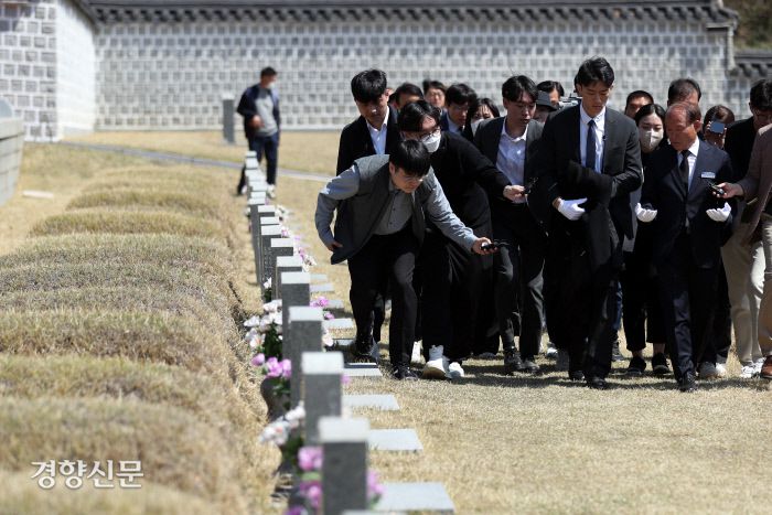 전우원씨가 국립 5·18민주묘지 내 묘역을 걸어가고 있다.