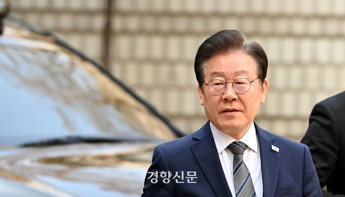 이재명 더불어민주당 대표가 31일 오전 서울 서초구 서울중앙지법에서 열리는 공직선거법상 허위사실공표 혐의 공판에 출석하고 있다. 한수빈 기자