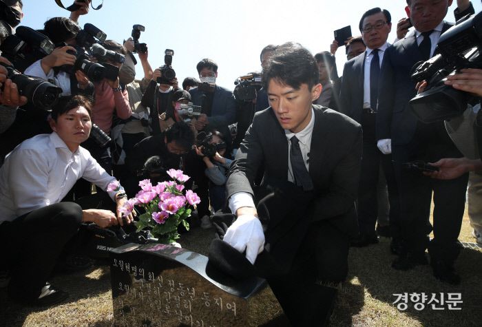 전우원씨가 국립5·18민주묘지 내 제2묘역 ‘5·18사형수’였던 정동년 전 5·18기념재단 이사장의 묘역을 참배하고 있다.