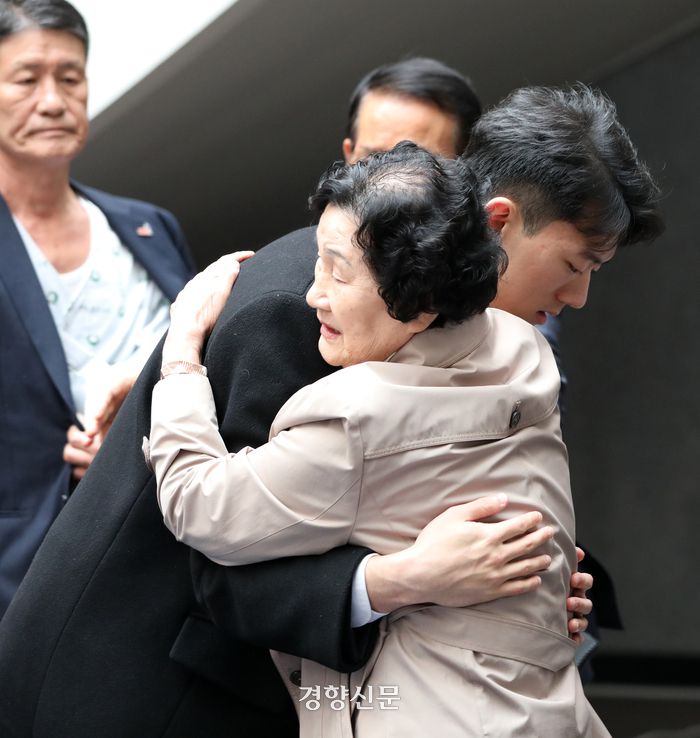 전직 대통령 고 전두환 씨의 손자 전우원씨가 31일 오전 광주 서구 5·18기념문화센터에서 5·18 피해자와 유가족, 단체 대표와 면담하고 있다. 광주|권도현 기자