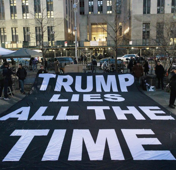 법원 앞에 펼쳐진 ‘트럼프는 항상 거짓말한다’ 도널드 트럼프 전 대통령이 ‘성추문 입막음 의혹’과 관련해 30일(현지시간) 미국 전직 대통령으로서는 처음으로 형사 기소되자 시민들이 뉴욕 형사법원 청사 앞에서 ‘트럼프는 항상 거짓말한다’고 쓴 플래카드를 펼치고 있다. EPA연합뉴스
