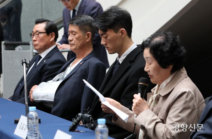 전우원씨가 고 문재학 열사의 어머니 김길자 여사의 발언을 듣고 있다.