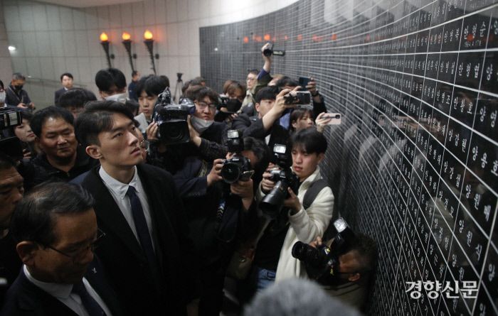 전우원씨가 5·18기념공원 내 추모승화공간에서 5·18 민주화운동 당시 숨진 시민의 이름이 새겨진 조형물을 바라보고 있다.